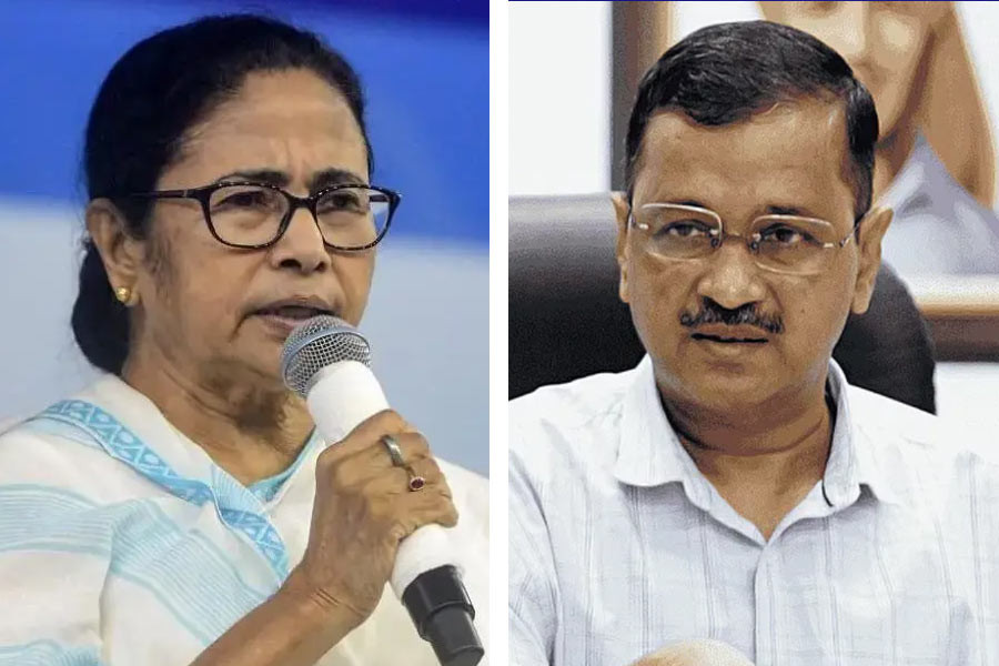 Mamta and Kejriwal (file picture)