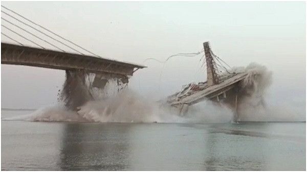 Bridge Collapse (symbolic picture)