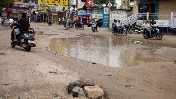 Road Conditions in Behala (symboli picture)