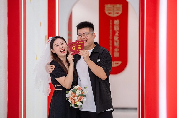 China offers cash rewards to couples  (symbolic picture)