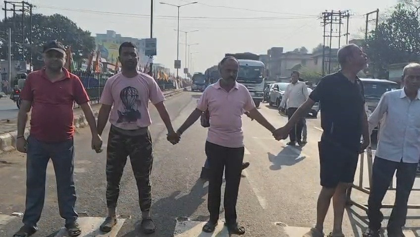 Water crisis, locals block road in Durgapur