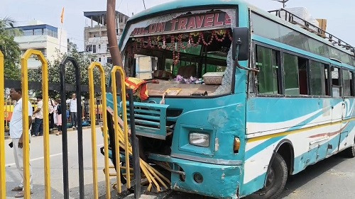 Passenger bus hits divider in Rathbari, Malda, three injured