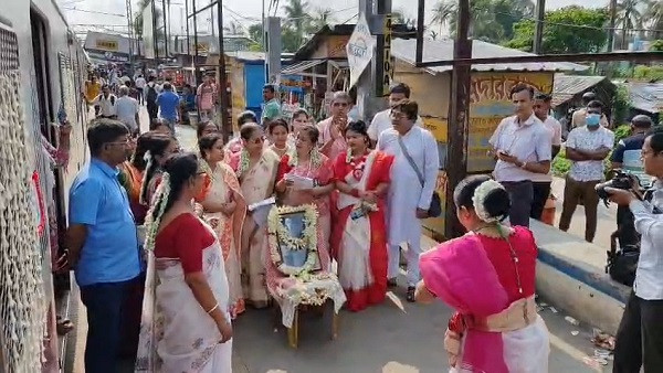 Rabindra Jayanti celebrated on local trains, female passengers perform songs, poems and dances