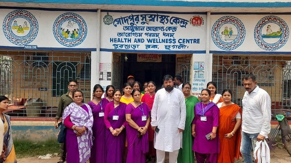 Asha workers welcome MLA at Sodepur Health Center