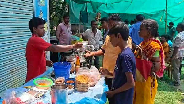 BJP distributes jhalmuri-laddus at Goghat on oath-taking day