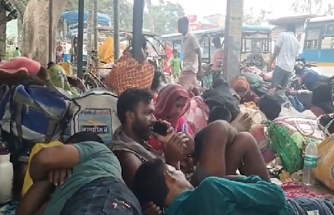 Hundreds of Bangladeshis gather in Hakimpur, heading back to their home country
