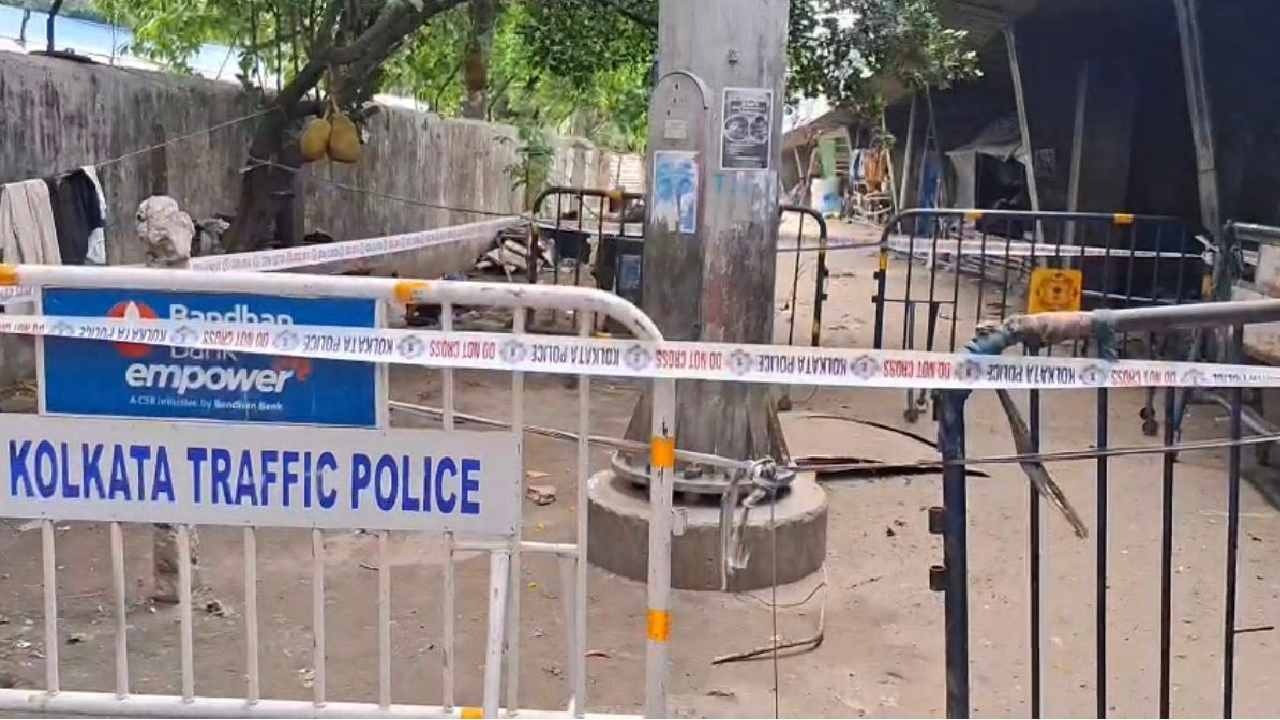 A lamppost fell on the roadside in Kolkata! A six-year-old child died