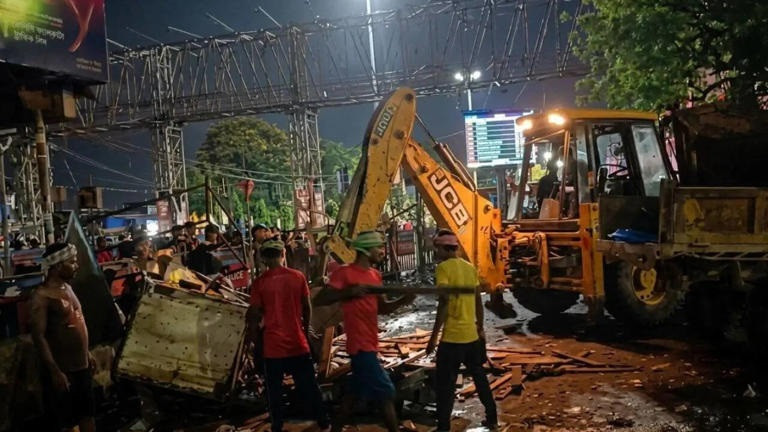 Passengers happy with eviction of hawkers in Sealdah and Howrah, many also want rehabilitation