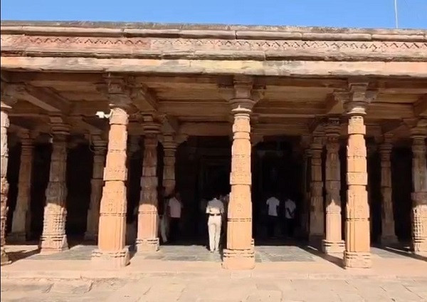 The controversial part of the banquet hall is the temple, and the worship begins.