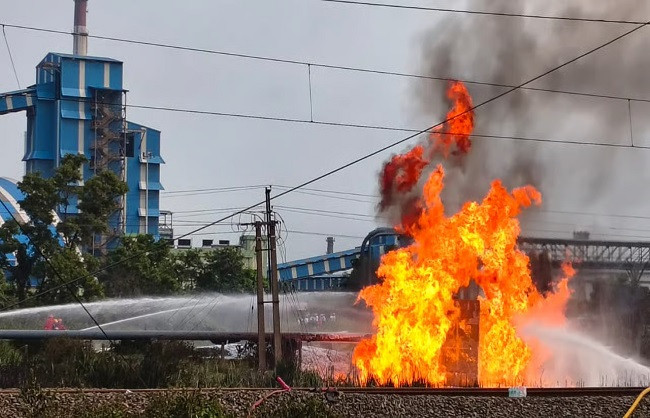 Fire at Haldia Petrochemicals; at least 19 injured.