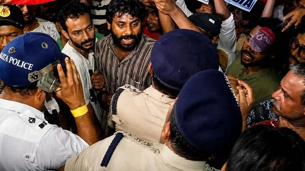 Hawkers evicted in Jadavpur, lathicharge on protesters