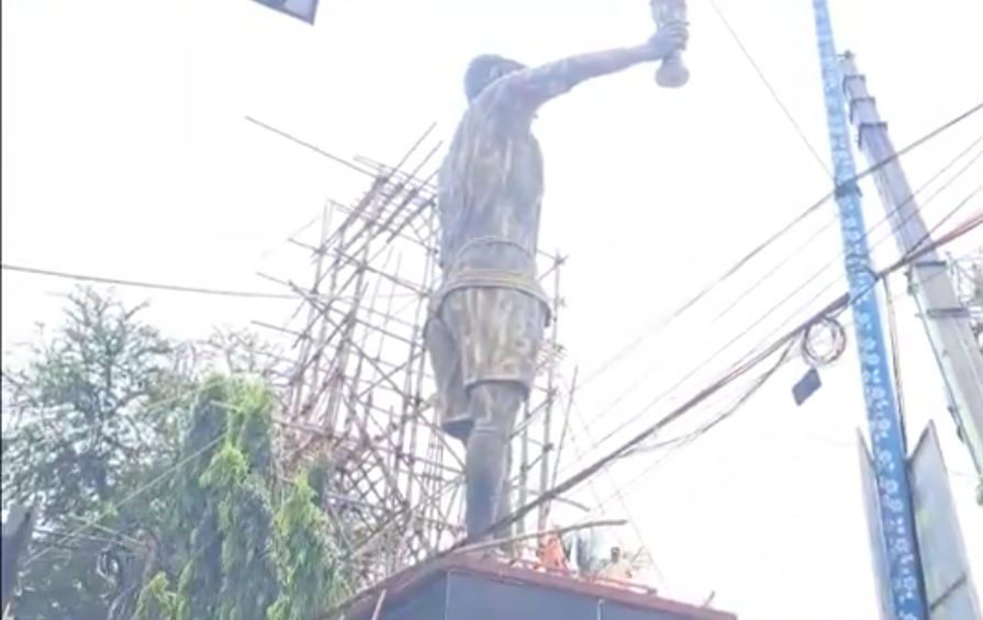 Messi statue removing laketown