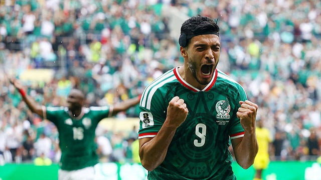 Mexico kicks off World Cup campaign in commanding fashion.