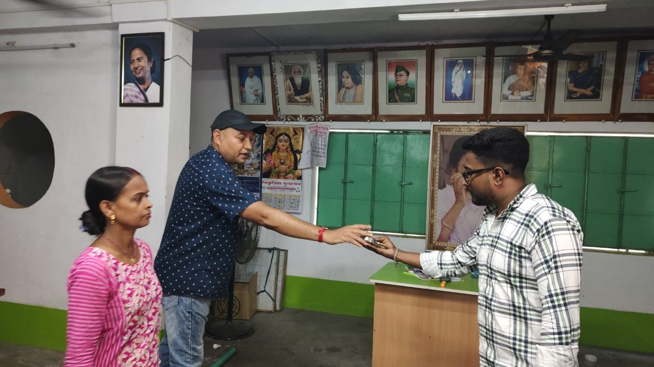 TMC HQ KEY HAND OVER BJP