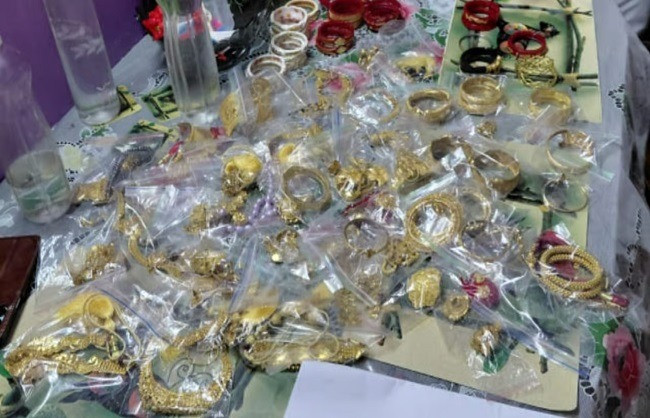 Police search Trinamool leader's house in Nadia, recover 3 kg of gold.