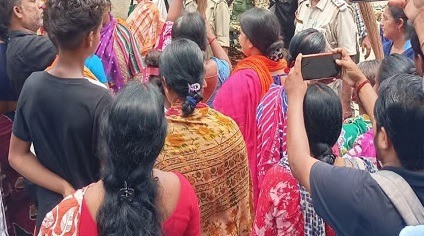 Protest in front of Bagnan MLA's house with brooms, shoes in hand