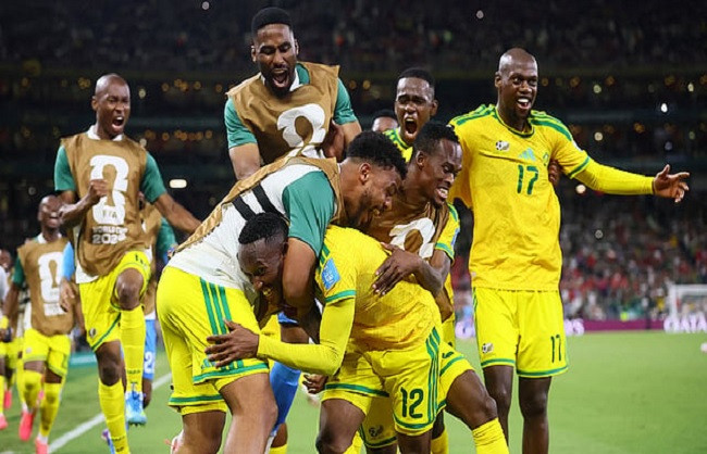 South Africa advances to the knockout stage after defeating South Korea 1–0.