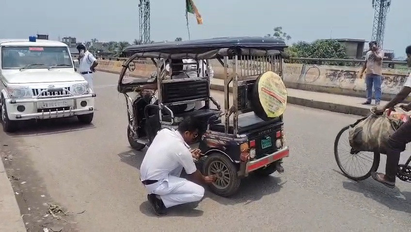 Traffic police raid illegal Toto stand on Bankra Bridge, several Totos seized