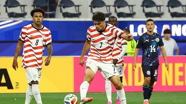 USA scores 4 goals against Paraguay.