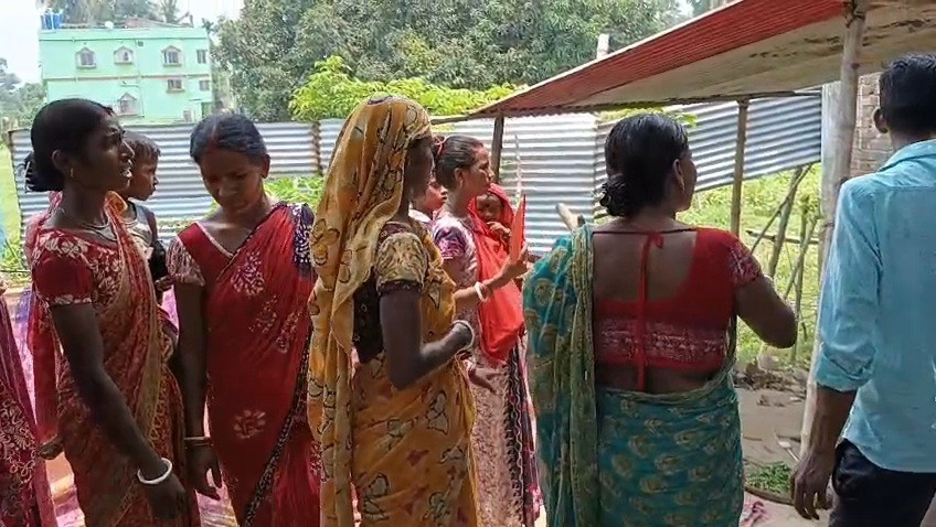 Women protest in Malda against illegal liquor sale, demand strict action