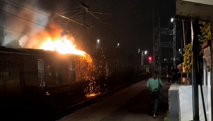 Overhead wire snapped at Dakshineswar station, causing disruption and suffering for passengers