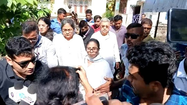 Protests surround Mamata in Halishahar,