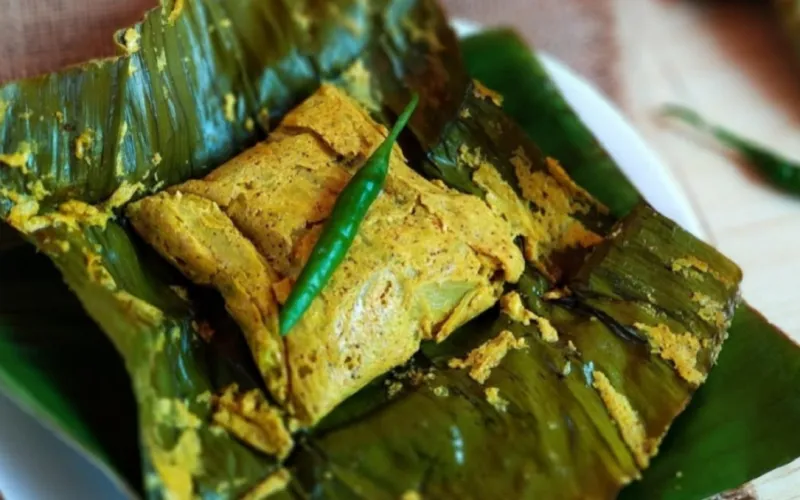 Banana stem mustard coconut paturi wrapped in banana leaf
